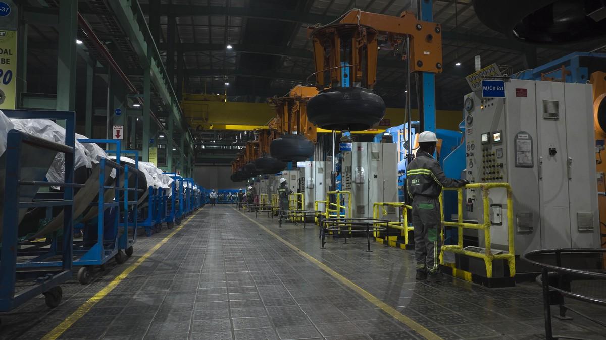 Rohe Reifen ("green tires") vor dem Backen ("curing"). | Foto: BKT