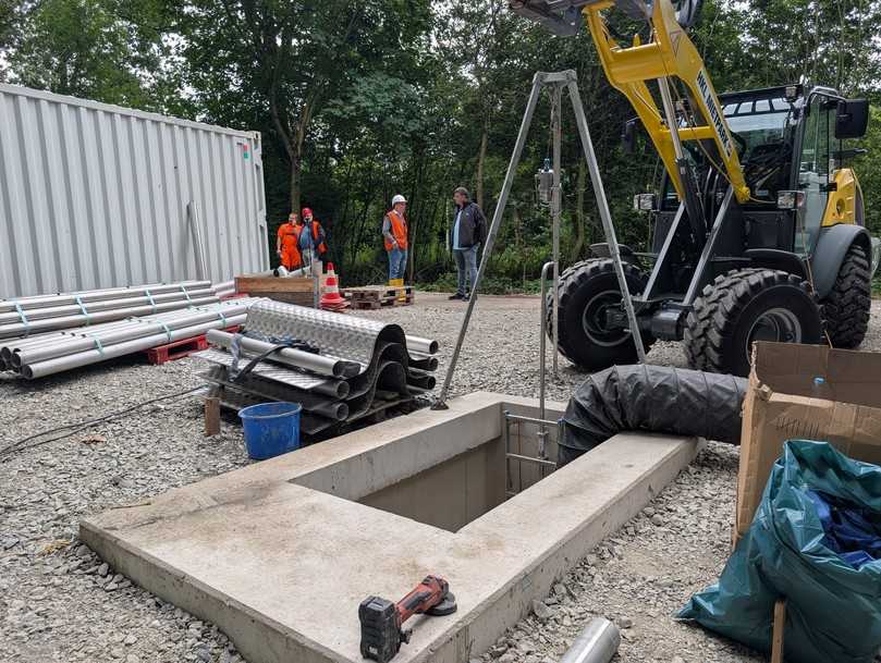 Genau in der Mitte zwischen Anfangs- und Endschacht wurde dieser Zwischenschacht für die Montage des Wärmetauschers gebaut. | Foto: B_I MEDIEN/Saric