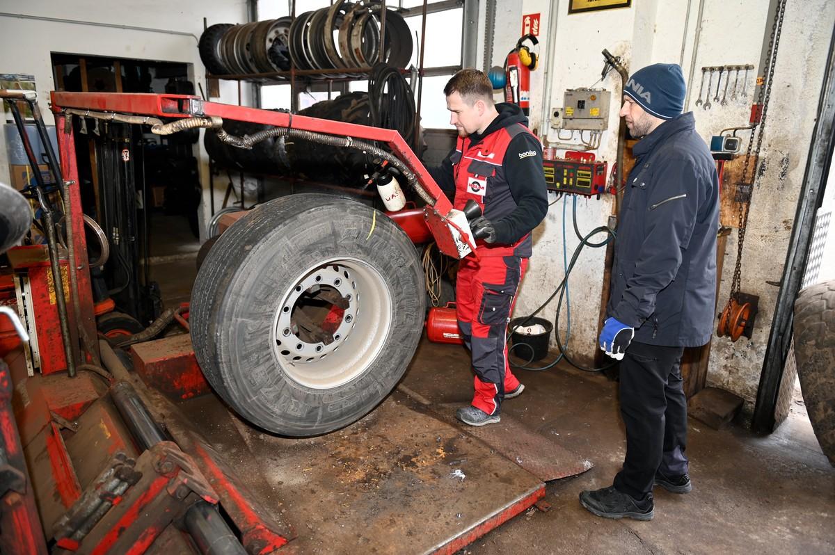 Reifen Helm in Parchim legte sich tüchtig ins Zeug, um den Scania-Kipper schnell wieder ins Rollen zu bringen. | Foto: QUATEX