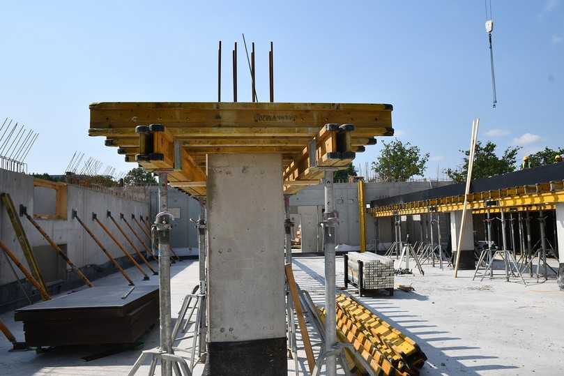 Mit Holzschalungsträgern V20 und Onadek können Beischalungen von Passbereichen an Rändern und um Stützen einfach und schnell gelöst werden. | Foto: Ulma Construction GmbH Mit Holzschalungsträgern V20 und Onadek können Beischalungen von Passbereichen an Rändern und um Stützen einfach und schnell gelöst werden. | Foto: Ulma Construction GmbH