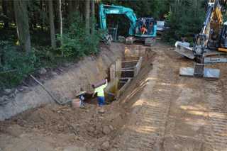 Herausforderung durch matschige Böden und Waldtrasse