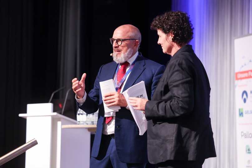 Dr. Robert Stein als engagierter, mitdiskutierender Moderator, hier zusammen mit Simone Stöhr vom Entsorgungsbetrieb Saarbrücken. | Foto: Stein Ingenieure Dr. Robert Stein als engagierter, mitdiskutierender Moderator, hier zusammen mit Simone Stöhr vom Entsorgungsbetrieb Saarbrücken. | Foto: Stein Ingenieure