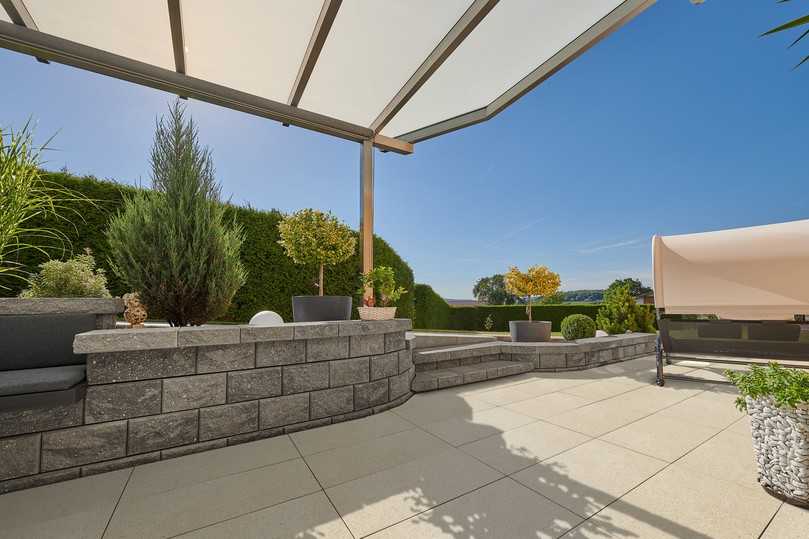 GDM Liva Light Finerro, Kalkstein hell: geschliffene Terrassenplatten für eine harmonische, zeitlose Außenraumgestaltung | Foto: Godelmann