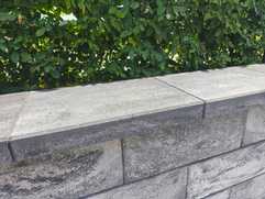 Jasto Baustoffwerke stellt neue Abdeckplatten für die Trendline-Gartenmauer vor