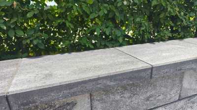 Jasto Baustoffwerke stellt neue Abdeckplatten für die Trendline-Gartenmauer vor