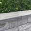 Jasto Baustoffwerke stellt neue Abdeckplatten für die Trendline-Gartenmauer vor