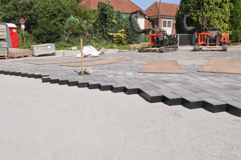 Das Steinsystem Combi Connect wird mit werkseitig fixiertem, steinumfassendem EPDM-Kastenprofil geliefert. | Foto: Berding Beton