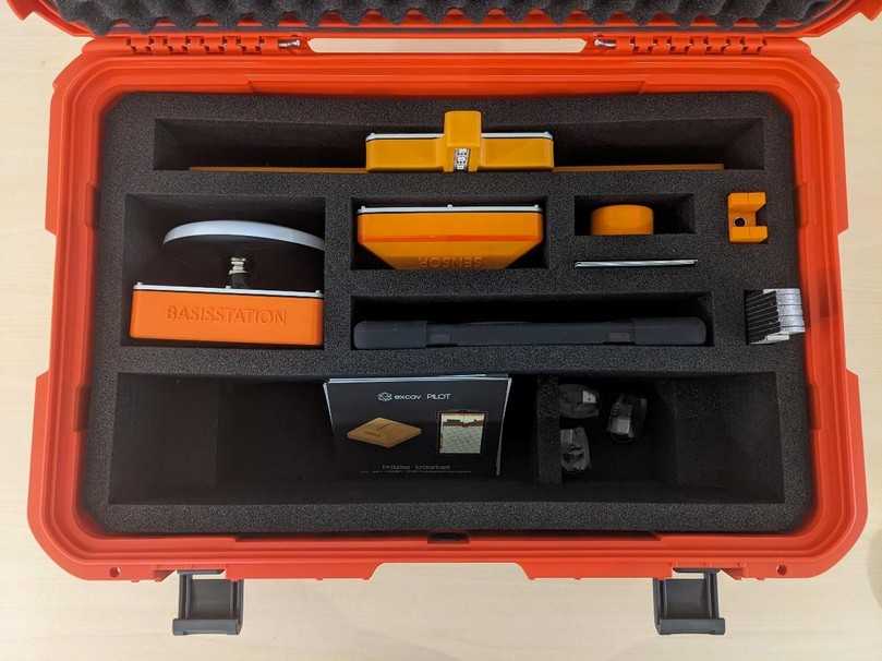 Handlich: Das 3D-GNSS-Assistenzsystem wird in einem Koffer transportiert. Es ist einfach zu installieren
und selbsterklärend. | Foto: Excav UG Handlich: Das 3D-GNSS-Assistenzsystem wird in einem Koffer transportiert. Es ist einfach zu installieren
und selbsterklärend. | Foto: Excav UG