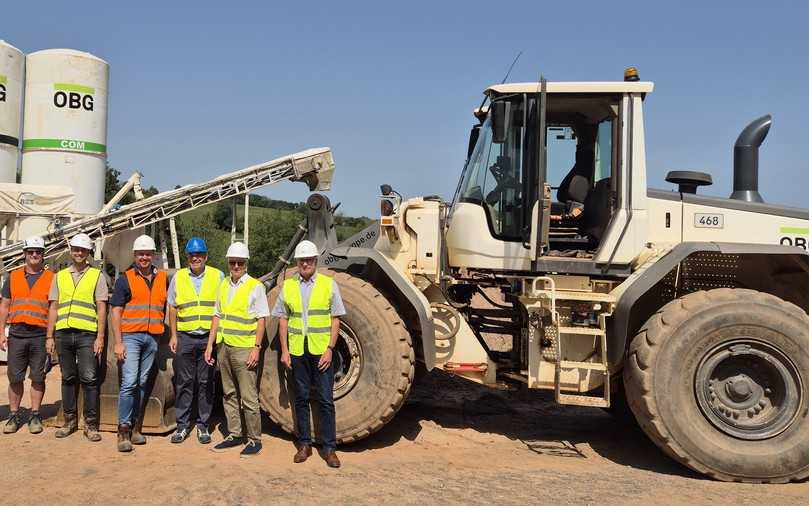 Zufriedene Gesichter auf der Baustelle (v.r.): Patrik Kappenstein, Jörgen Kopper, Joachim Strack, Tobias Schneider und Pascal Coquerel und Martin Baumann. Im Hintergrund die RSS-Flüssigbodenanlage. | Foto: A. zu Eulenburg
