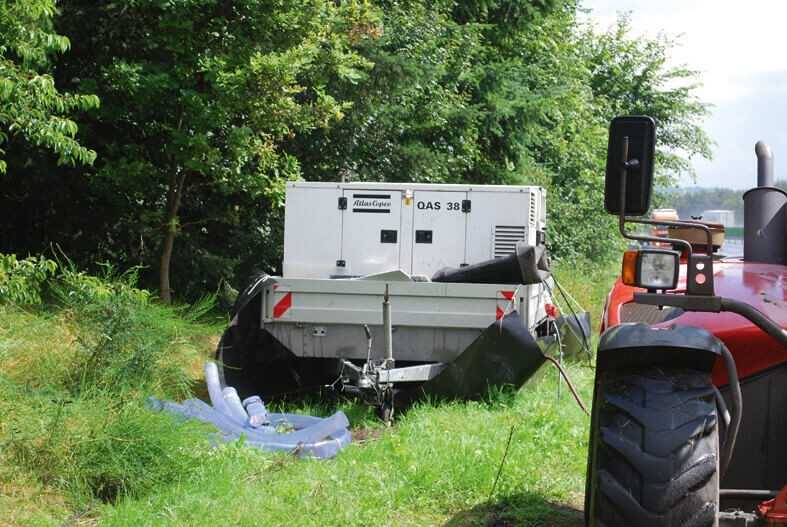 Gesichert gegen das unkontrollierte Auslaufen wassergefährdender Flüssigkeiten: Das Arbeiten in der Wasserschutzzone erfordert besondere Sorgfalt und Vorkehrungen im Umgang mit Maschinen und Gerät. | Fotos: bi/zu Eulenburg Gesichert gegen das unkontrollierte Auslaufen wassergefährdender Flüssigkeiten: Das Arbeiten in der Wasserschutzzone erfordert besondere Sorgfalt und Vorkehrungen im Umgang mit Maschinen und Gerät. | Fotos: bi/zu Eulenburg
