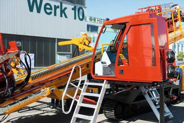 Mit an Bord ist die mit Bildschirm und Touchscreen ausgestattete Kabine. Die komplette Ausstattung spart im Vergleich zur Großbohrtechnik nicht nur Platz auf der Baustelle, es verkürzen sich auch die Rüstzeiten. | Fotos: Herrenknecht