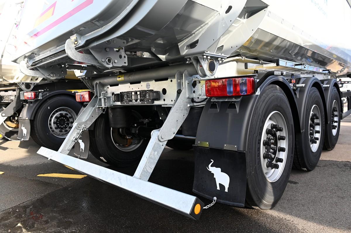 Zum Hochklappen des mechanischen Unterfahrschutzes ist noch Muskelkraft nötig. | Foto: Quatex