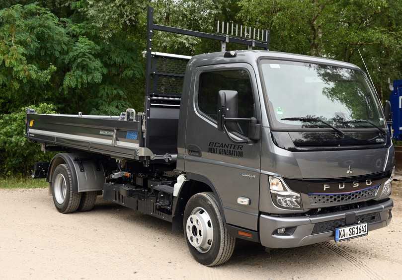 Jung im Daimler-Konzern: der elektrische Fuso eCanter. Der 7,5-Tonner für gut 3,0 Tonnen Nutzlast und mit bis zu 200 km Reichweite als Straßenkipper unterwegs. | Foto: QUATEX