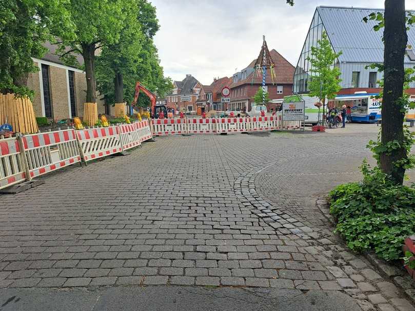 Vorher: Der Straßenraum vor dem Rathaus in Ostbevern war vor der Sanierung nicht besonders attraktiv. | Foto: Gemeinde Ostbevern
