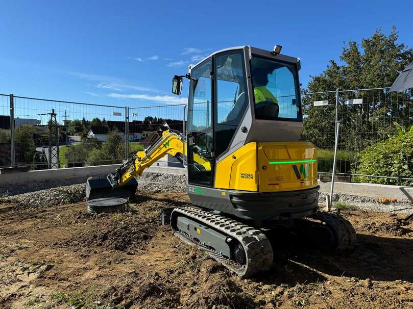 Mit den neuen E-Modellen EZ26e (im Bild) mit 2,6 Tonnen Nutzlast und EZ10e mit einer Tonne Nutzlast sind nun drei Elektrobagger bei Wacker Neuson verfügbar. | Foto: Wacker Neuson