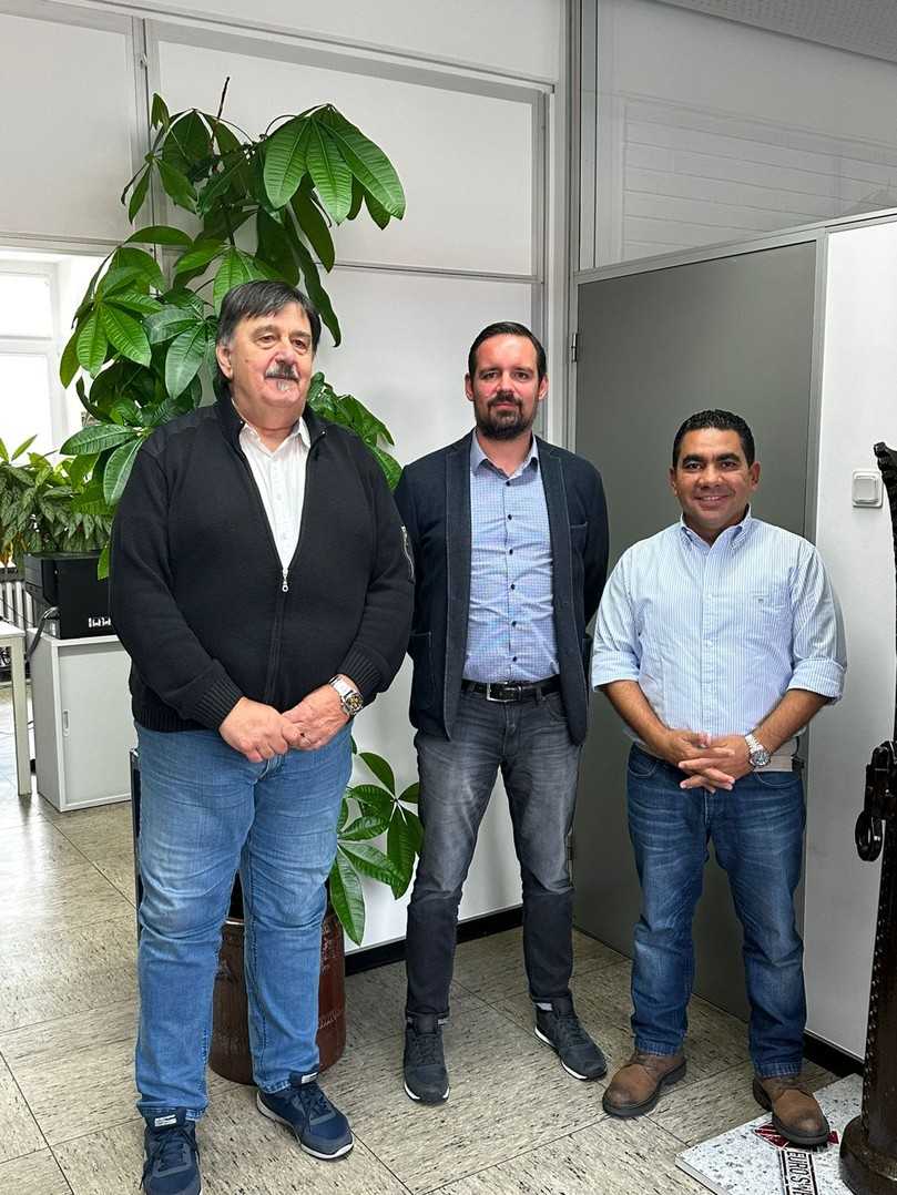 Klaus Voge (v. l.) übergibt die Vertriebsleitung von Euro Sweillem in Brüggen an Nachfolger Sascha Pilz. Geschäftsführer Mostafa Sweillem freut sich über den Neuzugang für sein Unternehmen. | Foto: Euro Sweillem