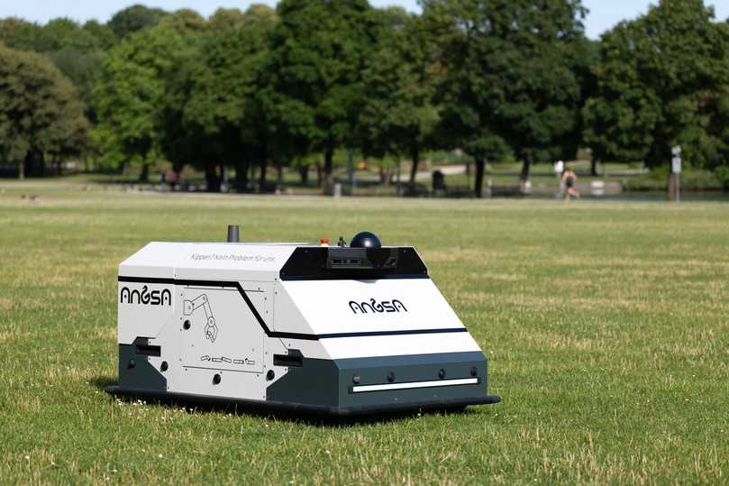 Roboter Emu bei der Reinigung einer Grünfläche. | Foto: Angsa Robotics Roboter Emu bei der Reinigung einer Grünfläche. | Foto: Angsa Robotics