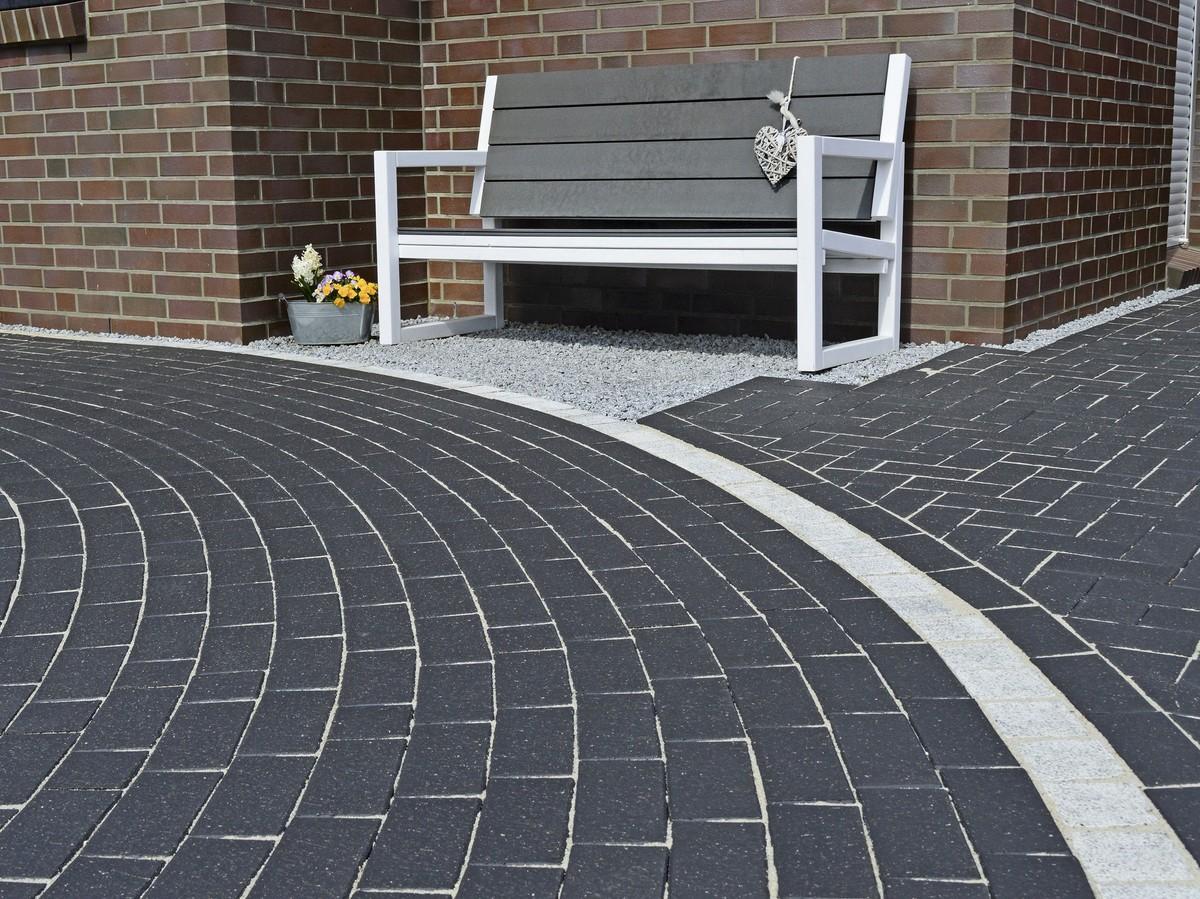 Durch ihre elegante Ausstrahlung bringen sie einen souveränen Style in den Garten: die schwarzen Pflasterklinker Milano O. | Foto: Vandersanden