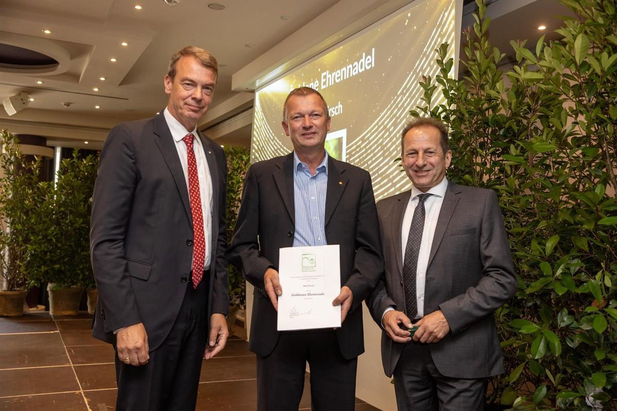 Die „Goldene Ehrennadel“ erhielt der hochverdiente Ehrenamtler Olaf Kirsch (Mitte). Die Auszeichnung überreichte Thomas Banzhaf (links) und Lutze von Wurmb. | Foto: Bernhard Kreutzer/BGL