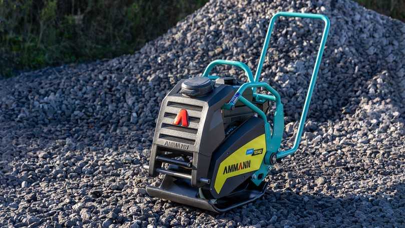 Die Akkus der elektrischen Ammann-Rüttelplatten eAPF 12/40 und eAPF 12/50 können schnell und einfach untereinander und auch mit dem Akku des eATR 68 Stampfers ausgetauscht werden. | Foto: Ammann Die Akkus der elektrischen Ammann-Rüttelplatten eAPF 12/40 und eAPF 12/50 können schnell und einfach untereinander und auch mit dem Akku des eATR 68 Stampfers ausgetauscht werden. | Foto: Ammann