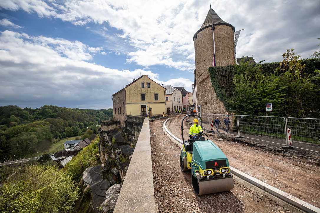 Emissionsfreie Verdichtung: Elektro-Tandemwalzen erobern den GaLaBau Emissionsfreie Verdichtung: Elektro-Tandemwalzen erobern den GaLaBau
