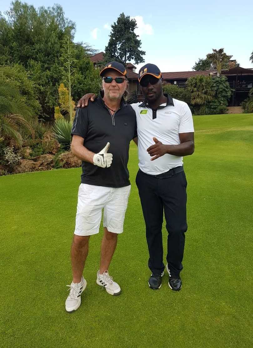 Jörg Brunecker setzt sich persönlich ein. Für den ehemaligen Caddie John Timbe (r.) ist Golf die Chance, auf die er ein Leben lang gewartet hat. | Foto: Swietelsky-Faber Jörg Brunecker setzt sich persönlich ein. Für den ehemaligen Caddie John Timbe (r.) ist Golf die Chance, auf die er ein Leben lang gewartet hat. | Foto: Swietelsky-Faber