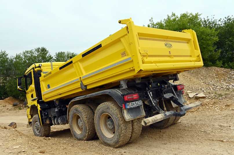 Der TGS 6x6-Kipper ist auch dank seiner Längs- und Quersperren der Achsen im Gelände nicht aufzuhalten. | Foto: QUATEX Der TGS 6x6-Kipper ist auch dank seiner Längs- und Quersperren der Achsen im Gelände nicht aufzuhalten. | Foto: QUATEX