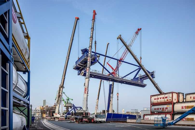 Die Kranfahrer arbeiteten in enger Abstimmung synchron zusammen und positionierten den 140 Tonnen schweren Hauptträger des Portalkrans sicher. | Foto: Boris Golz Fotografie GmbH / BKL Baukran Logistik GmbH