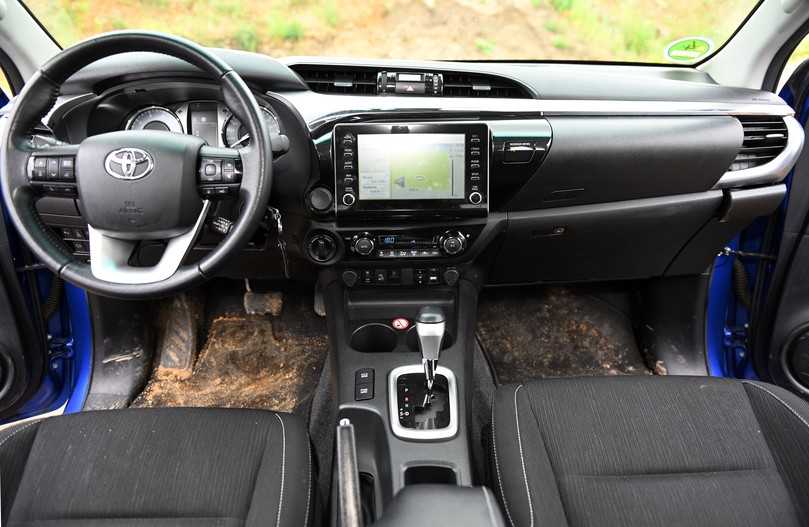 Dreck im Fußraum kann er verschmerzen: So sieht das Cockpit des Toyota Hilux Invincible aus - nach dem Test. | Foto: Frank Hausmann Dreck im Fußraum kann er verschmerzen: So sieht das Cockpit des Toyota Hilux Invincible aus - nach dem Test. | Foto: Frank Hausmann
