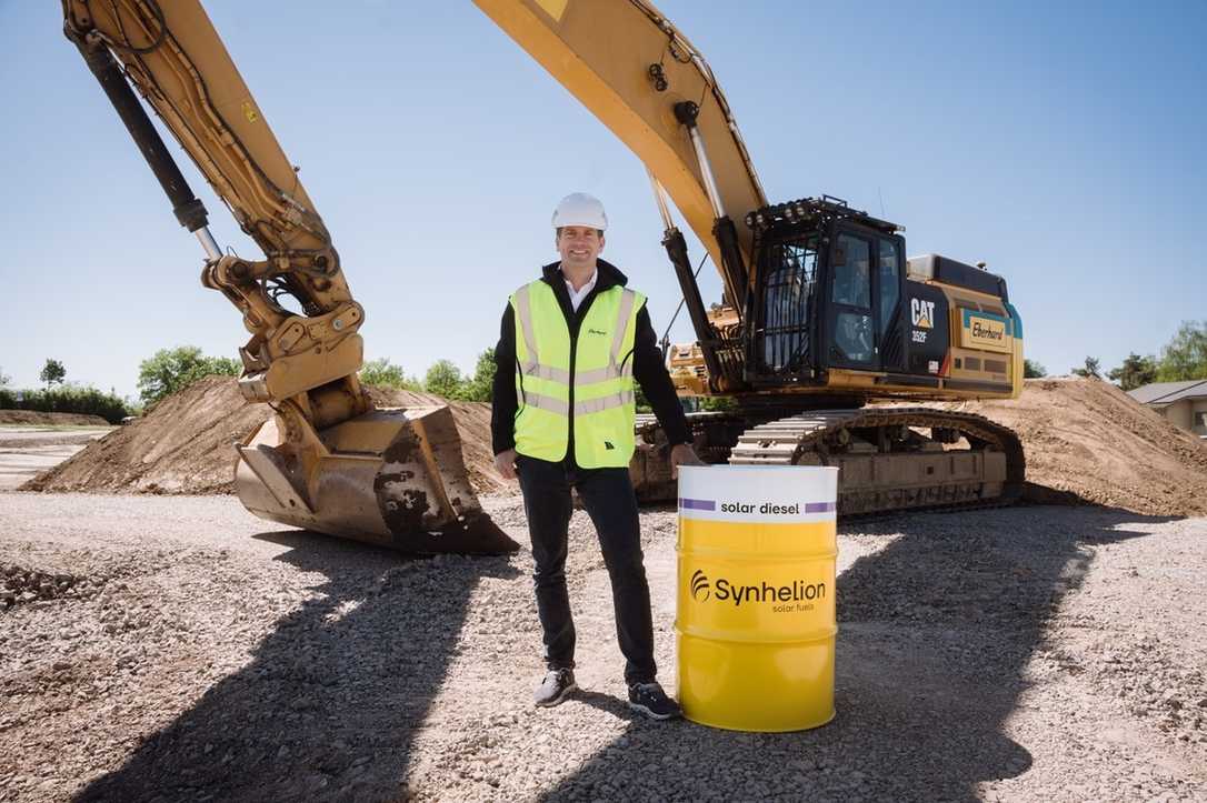 Premiere: 50-Tonnen-Bagger von Caterpillar tankt Solar-Diesel