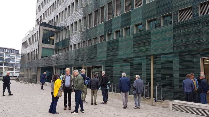 Baufachjournalisten besuchen das „H7“, ein Holz-Hybrid-Bau, dessen Bauweise für die Brüninghoff Gruppe zum Wachstumsmotor geworden ist. | Foto: B_I/bb Baufachjournalisten besuchen das „H7“, ein Holz-Hybrid-Bau, dessen Bauweise für die Brüninghoff Gruppe zum Wachstumsmotor geworden ist. | Foto: B_I/bb