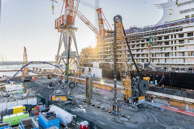 In Genau arbeiten drei Seilbagger von Liebherr: Der HS 8100.1 mit hydraulischen Greifer HSG 5-18 L und  zwei HS 8130.1 mit mechanischem Greifer und der Fräse. | Foto: Liebherr