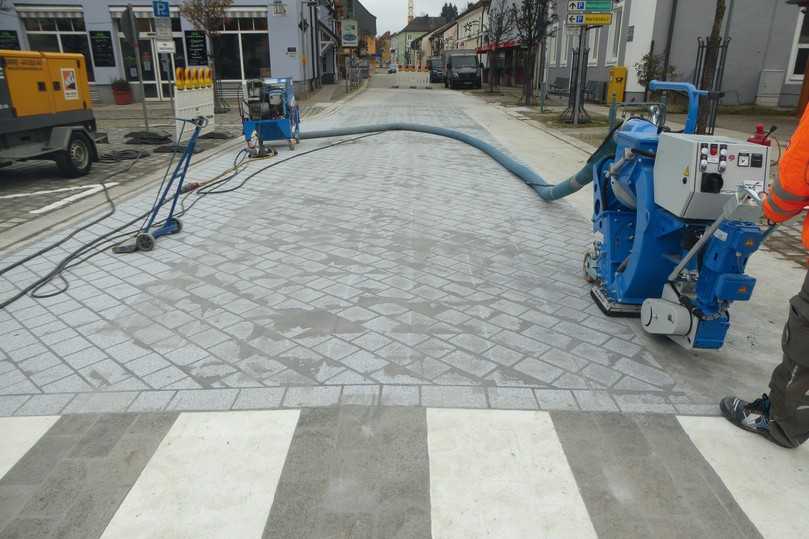 Im niederbayerischen Hengersberg wurde mit dem LTR-Verfahren Granitpflaster eingebaut. | Foto: Burgetsmeier Im niederbayerischen Hengersberg wurde mit dem LTR-Verfahren Granitpflaster eingebaut. | Foto: Burgetsmeier