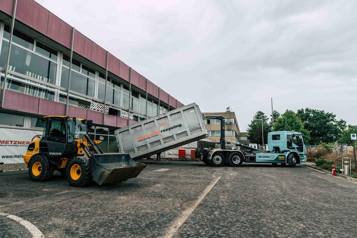 Der vollelektrische Volvo FM 6x2 Electric fungiert als Abrollkipper und übernimmt den Schrottcontainer-Transport. | Foto: QUATEX