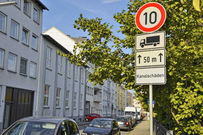 Verkehrsbelastungen und sichtbare Folgen von Kanalschäden gehören zum Umfeld, das bei der oberirdischen Trassenkontrolle erfasst wird. | Foto: IKT