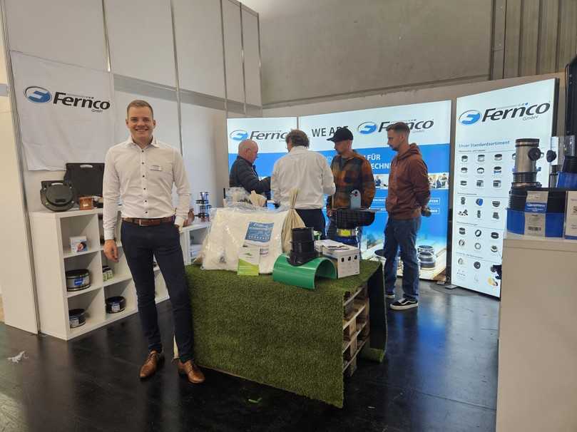 Felix Lehmann, Business Development Water Management & Flood Protection bei Fernco, präsentiert am Messestand Lösungen für „Water Management" sowie den Hochwasser- und Rückstauschutz. | Foto: Fernco