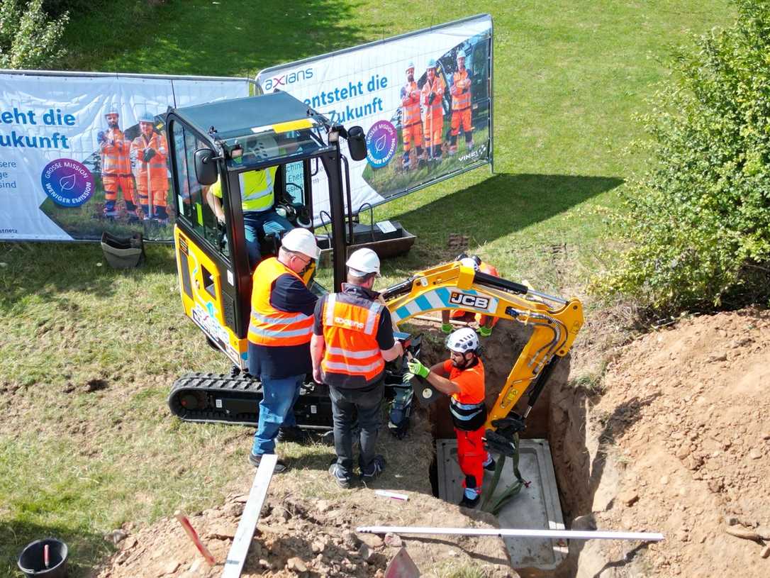 Axians testet elektrische Baumaschinenflotte im Glasfaserausbau Axians testet elektrische Baumaschinenflotte im Glasfaserausbau