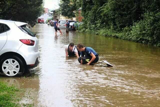 Lokaler Starkregen mit Überflutung in Frickingen/Bodenseekreis am 22.07.2016. Im Jahr 2016 war besonders, dass die bedrohliche Wettersituation mehrere Wochen andauerte und über einen längeren Zeitraum sehr viele einzelne Katastrophen in Kommunen verschiedener Bundesländer auslöste – ein meteorologisches Phänomen, das seinen Ursprung im so genannten „Tief Mitteleuropa“ hatte. | Foto: Jäckle