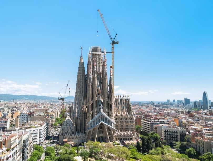 Die Sagrada Familia in Barcelona soll 2026 fertig werden. Dabei spielen zwei Verstellauslegerkrane eine zentrale Rolle. | Foto: Liebherr Die Sagrada Familia in Barcelona soll 2026 fertig werden. Dabei spielen zwei Verstellauslegerkrane eine zentrale Rolle. | Foto: Liebherr