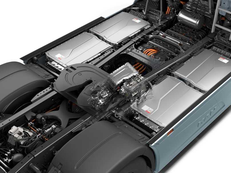 Bis zu sechs Batteriepakete (480 kWh) lassen sich an Zugmaschine und Fahrgestell mit 3,75 m Radstand platzieren. | Foto: FH