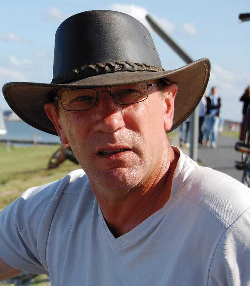 Robert Sikorski gibt Kurse im traditionellen Natursteinpflastern und setzt sich für die Etablierung dieser alten Handwerkskunst als Teilausbildung an den einschlägigen Fachschulen ein.www.forum-pflasterer-steinsetzer.de Robert Sikorski gibt Kurse im traditionellen Natursteinpflastern und setzt sich für die Etablierung dieser alten Handwerkskunst als Teilausbildung an den einschlägigen Fachschulen ein.www.forum-pflasterer-steinsetzer.de