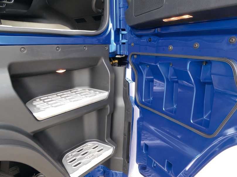 Die umschließende Gummilippe in der Innentür hält abgestellte Schuhe auf der oberster Trittstufe trocken. | Foto: F-Trucks Deutschland Die umschließende Gummilippe in der Innentür hält abgestellte Schuhe auf der oberster Trittstufe trocken. | Foto: F-Trucks Deutschland