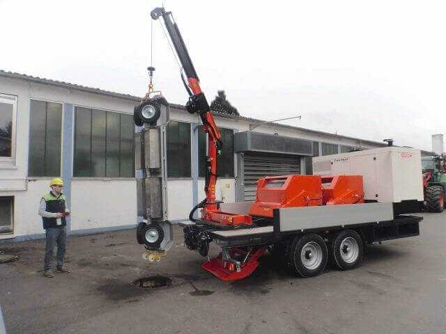 Eine Schachtöffnung mit einem Durchmesser von 80 cm reicht auch, um den Fahrwagen in den Kanal herabzulassen. | Foto: Technische Betriebe Solingen