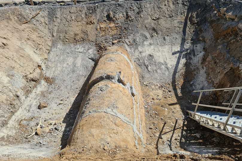 Nach Abschluss der Ringraumverfüllung wird die zwischengelagerte Haube des Altkanals wieder eingebaut. | Foto: Aarsleff Rohrsanierung Nach Abschluss der Ringraumverfüllung wird die zwischengelagerte Haube des Altkanals wieder eingebaut. | Foto: Aarsleff Rohrsanierung