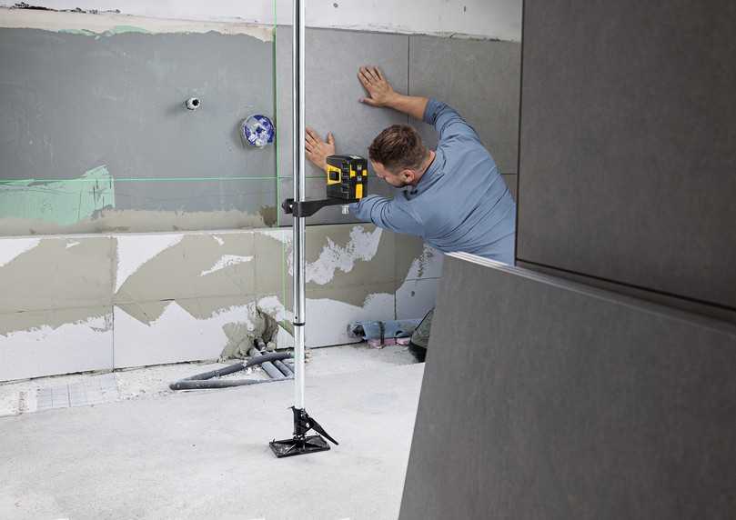 Fester Halt ohne Stativ: Über integrierte Magnete lässt sich der kompakte Kreuzlinien-Laser direkt an Metallprofilen oder Stahlträgern fixieren. | Foto: Stabila Fester Halt ohne Stativ: Über integrierte Magnete lässt sich der kompakte Kreuzlinien-Laser direkt an Metallprofilen oder Stahlträgern fixieren. | Foto: Stabila