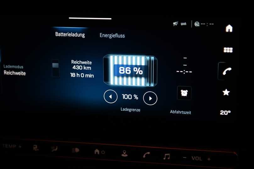 Das Sekundärdisplay rechts liefert unter anderem detaillierte Informationen zum Batteriestatus und Lademodus. | Foto: FH Das Sekundärdisplay rechts liefert unter anderem detaillierte Informationen zum Batteriestatus und Lademodus. | Foto: FH