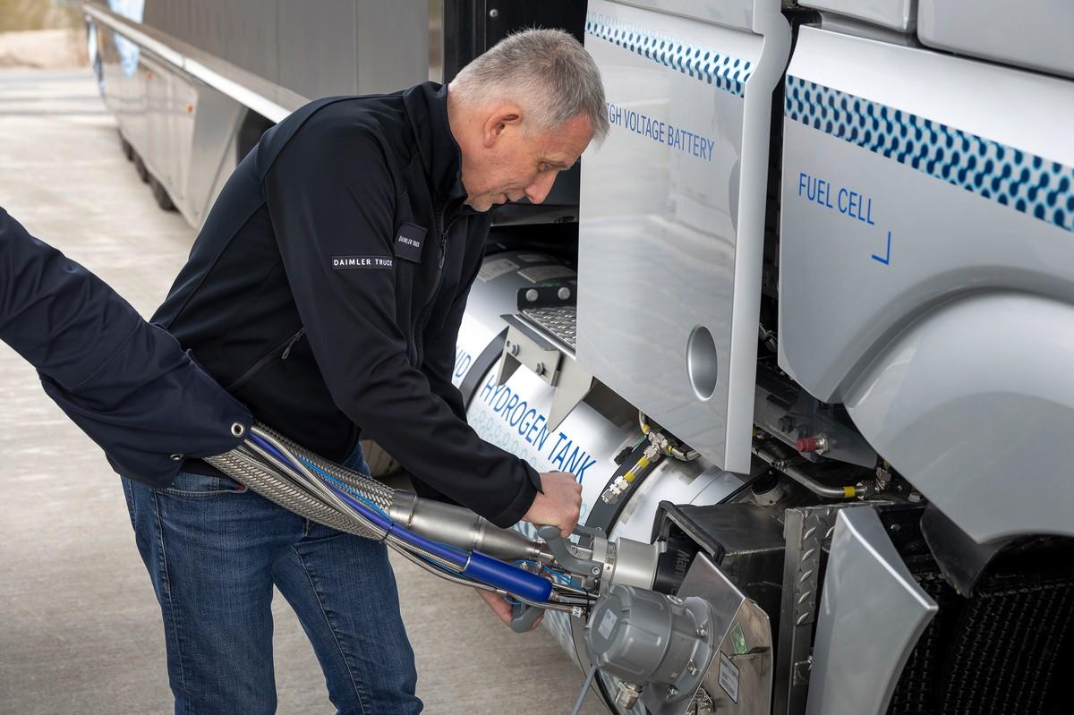 Der H2-Betankungsvorgang ist etwas aufwändiger, aber nach Einweisung von jedem Kraftfahrer beherrschbar. | Foto: Daimler Truck AG Der H2-Betankungsvorgang ist etwas aufwändiger, aber nach Einweisung von jedem Kraftfahrer beherrschbar. | Foto: Daimler Truck AG