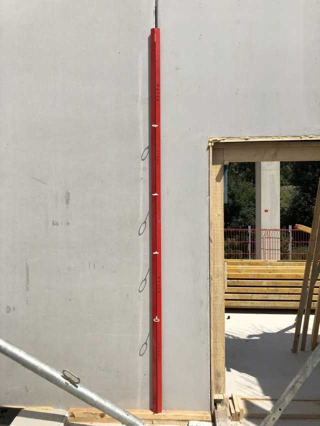 Die Abschalschiene Fluxx: Das Federstahlprofil wird im Plattenstoß mit Kunststoffankern verspannt, die anschließend einfach abgedreht werden.