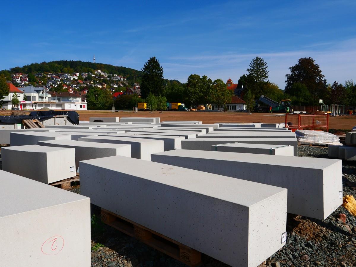 Neben dem Erdbau und dem Wassermanagement setzt das Projekt bauliche Akzente. | Foto: August Fichter