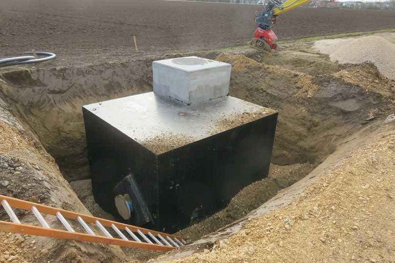 Die Baugrube ist mit dem digitalen Baugrubenassistenten hergestellt worden. Mit seiner Hilfe lässt sich die Größe der Grube, der Aushub und der Böschungswinkel berechnen. So entsteht weniger Aushub und Lkw-Fahrten werden reduziert. | Foto: Rohrleitungsbau Fritz Heidel OHG Die Baugrube ist mit dem digitalen Baugrubenassistenten hergestellt worden. Mit seiner Hilfe lässt sich die Größe der Grube, der Aushub und der Böschungswinkel berechnen. So entsteht weniger Aushub und Lkw-Fahrten werden reduziert. | Foto: Rohrleitungsbau Fritz Heidel OHG